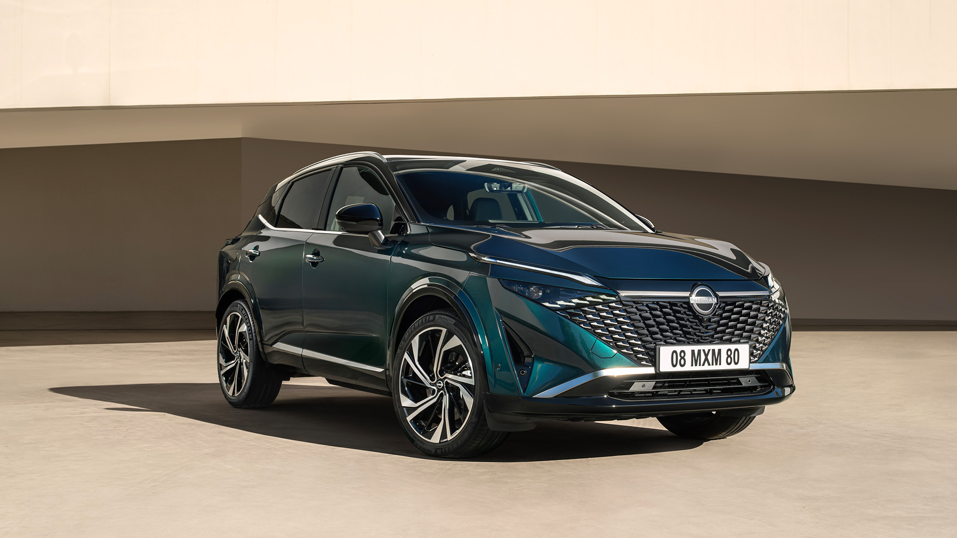 Nissan Qashqai e-Power verde oscuro estacionado con diseño frontal elegante y moderno