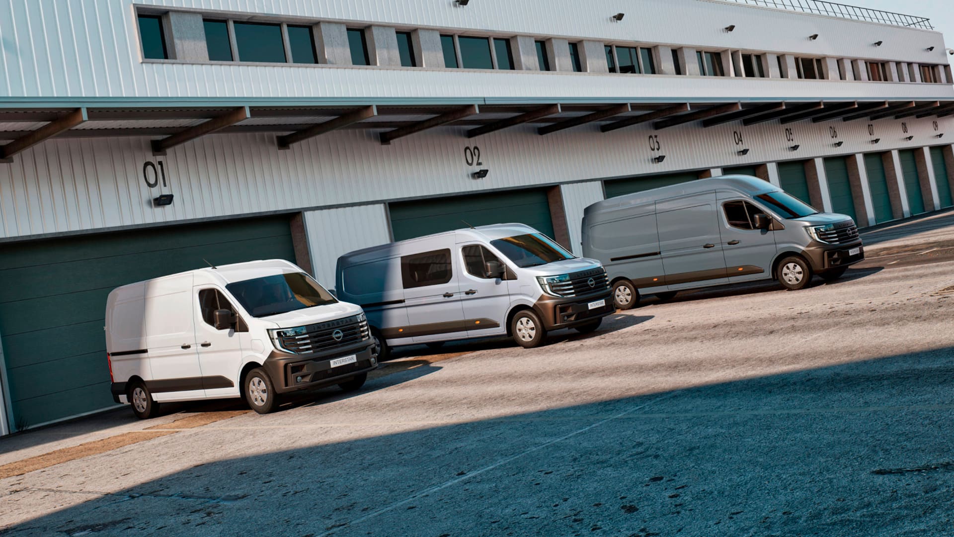 Carrocerías y carrozados de furgonetas Nissan INTERSTAR aparcadas delante de paneles solares